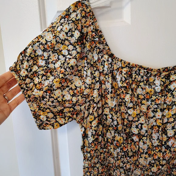 Adorable Floral sundress - Picture 4 of 8